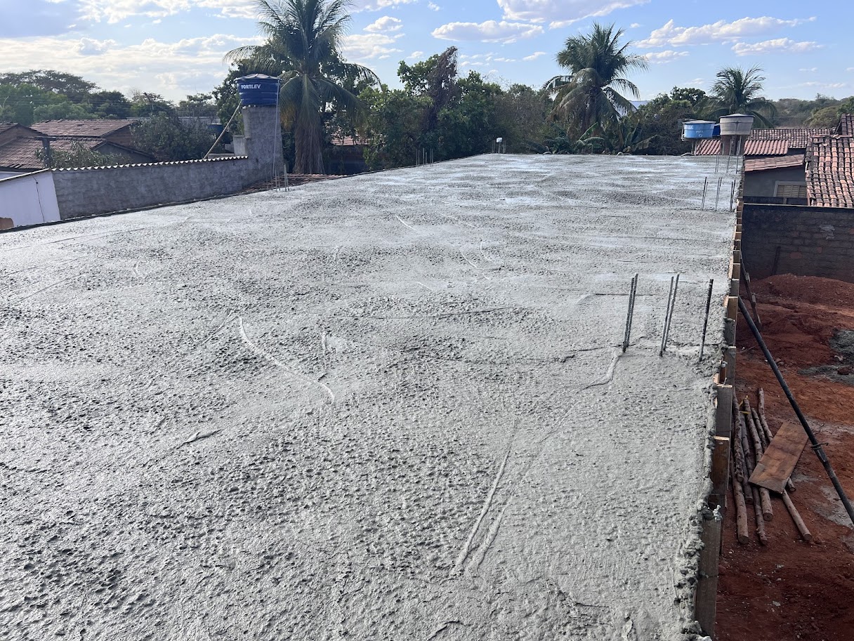 Laje concretada em obra industrial da Zarvex Engenharia