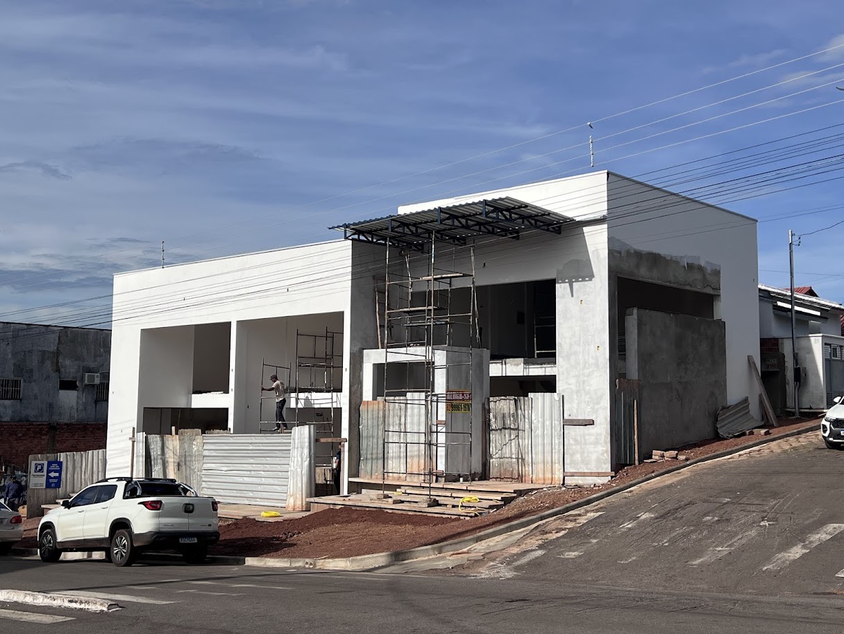 Prédio comercial moderno construído pela Zarvex Engenharia