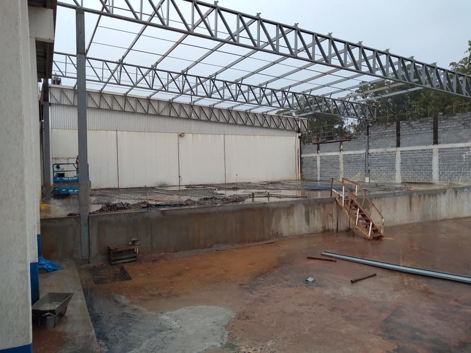 Obra industrial com estrutura pré-moldada e planejamento técnico